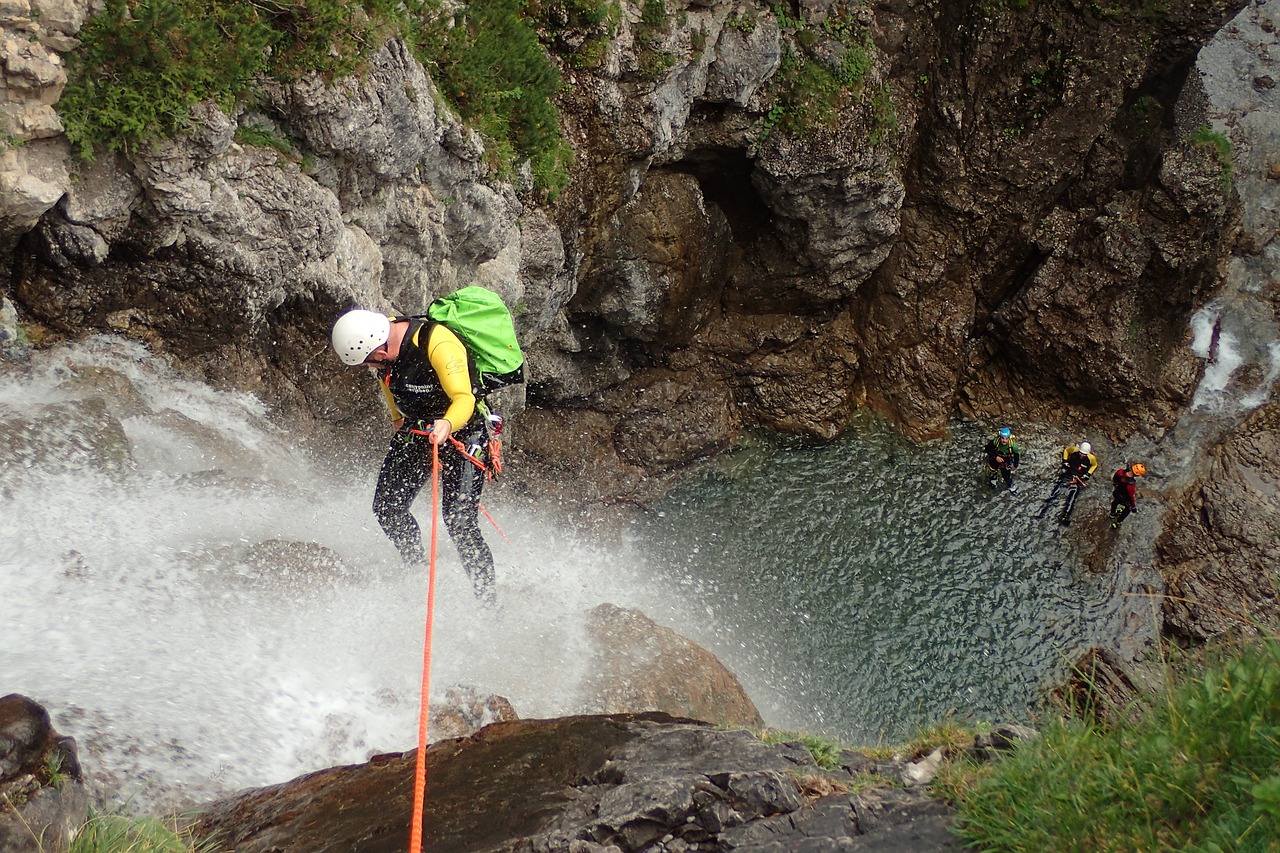 Canyoning : descente de chute d'eau en rappel